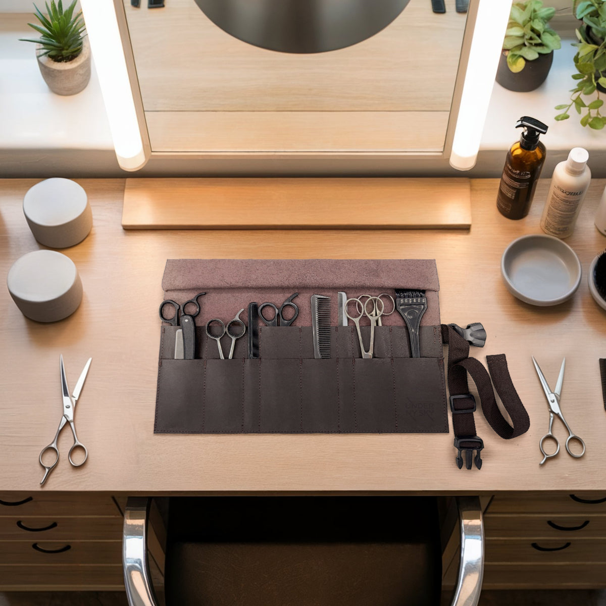 Estojo Porta Tesoura - Salão de Beleza, Barbearia - Case Rolo em Couro Legítimo para Tesouras de Corte de Cabelo, Pentes, Pincéis, Lápis Maquiagem - Barbeiro, Cabeleireiro, Maquiador -  Under NY Sky